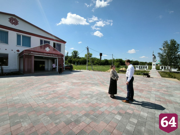 Чиновник пригрозил судом подрядчику за бугристую плитку под Саратовом